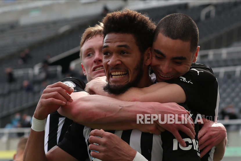 Joelinton (tengah) Newcastle merayakan bersama rekan setimnya setelah mencetak gol pertama timnya dalam pertandingan sepak bola Liga Utama Inggris antara Newcastle United dan Tottenham Hotspur di Newcastle, Inggris, 04 April 2021.