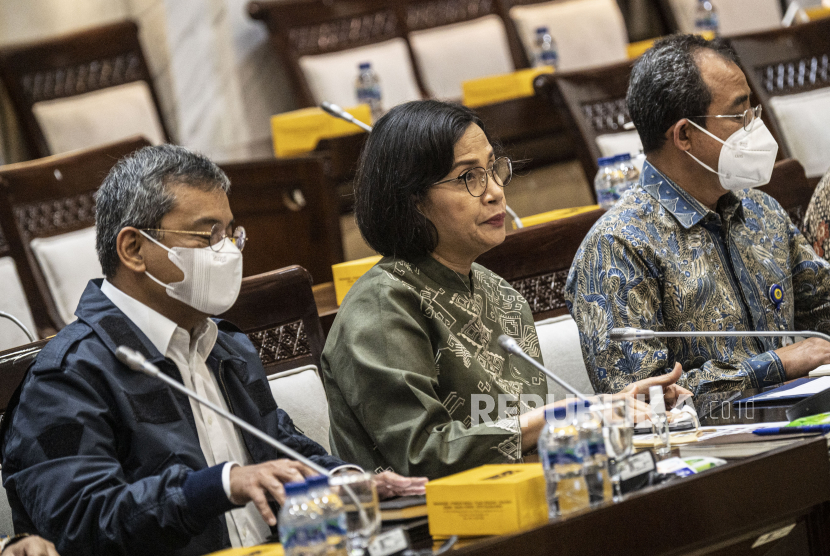 Menteri Keuangan Sri Mulyani (tengah) mengikuti rapat kerja bersama Komisi XI DPR di Kompleks Parlemen, Senayan, Jakarta, Senin (12/12/2022). Rapat tersebut membahas mengenai kebijakan tarif cukai hasil tembakau tahun 2023. 