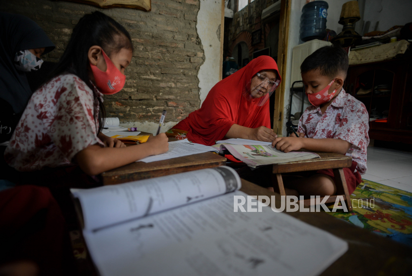 Emi Sarirahmi (53) guru les membimbing sejumlah siswa di rumahnya di Jalan Masjid Al-Falah, Pasar Minggu, Jakarta Selatan, Kamis (3/9). Kehadiran guru les pada masa pembelajaran jarak jauh (PJJ) dapat mempermudah proses belajar siswa mengingat kegiatan sekolah tatap muka hingga saat ini belum dilaksanakan. Dalam proses belajar Emi mengimbau sejumlah siswa untuk menggunakan masker dan menerapkan protokol kesehatan, kelas les tersebut dimulai dari jam 09.00-21.00 WIB yang dibagi menjadi tiga kelas dengan jumlah siswa maksimal 2 sampai 4 orang untuk menghindari kerumunan. Republika/Thoudy Badai
