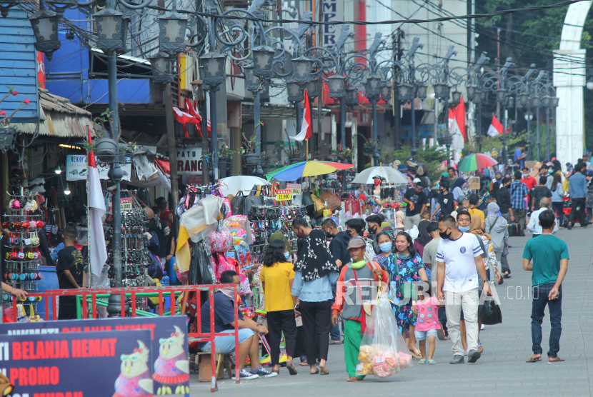 Suasana di pedestrian atau kawasan khusus pejalan kaki, di Jalan Dalemkaum, Alun-alun Kota Bandung, sudah kembali normal. Para pedagang kaki lima (PKL) pun ikut meramaikan suasana. Meski demikian, sangat disayangkan para pengunjung dan pedagang banyak yang tidak menerapkan protokol kesehatan.