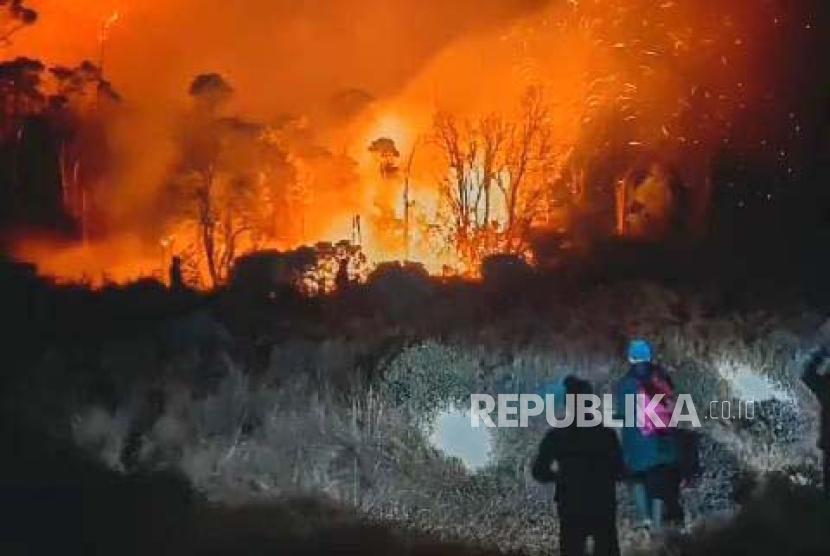 Proses pemadaman kebakaran di Gunung Papandayan, Kabupaten Garut, Jawa Barat, Selasa (24/10/2023). 