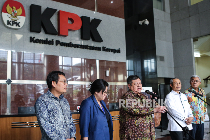 Ketua Pansel Capim KPK Muhammad Yusuf Ateh (tengah) bersama Wakil ketua KPK Alexander Marwata (kedua kanan), anggota Pansel Capim KPK Ahmad Erani Yustika (kiri), Nawal Nely (kedua kiri), dan Rezki Sri Wibowo (kanan) menjawab pertanyaan wartawan usai pertemuan di Gedung Merah Putih KPK, Jakarta, Rabu (12/6/2024). Panitia Seleksi Calon Pimpinan (Pansel Capim) KPK mendatangi kantor KPK untuk bertemu dengan pimpinan guna mendengarkan masukan berbagai aspek pemberantasan korupsi yang diharapkan menjadi pertimbangan dalam memilih calon pimpinan lembaga anti rasuah tersebut. 