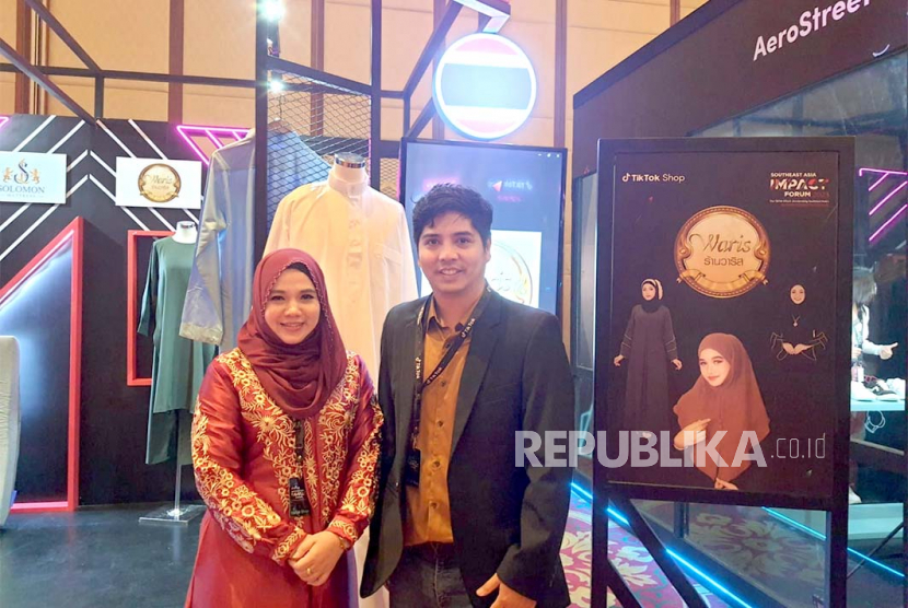 Pemilik usaha pakaian Muslim Waris Muslim asal Thailand, Rossamenee dan Khorid dalam acara TikTok Southeast Asia Impact Forum 2023 di Ballroom Ritz Carlton, Pacific Place, Jakarta, Kamis (15/6/2023).  