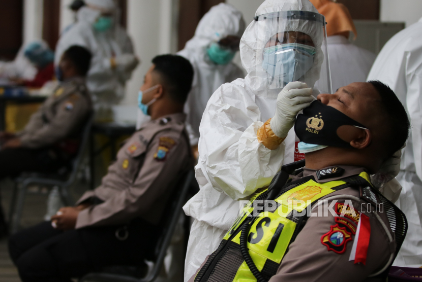 Anggota polisi menjalani tes usap di Polrestabes Surabaya, Jawa Timur, Kamis (17/12/2020). Tes usap dilakukan kepada 1.242 anggota kepolisian usai melakukan pengamanan Pilkada Kota Surabaya 2020 sebagai upaya mencegah penyebaran COVID-19. 