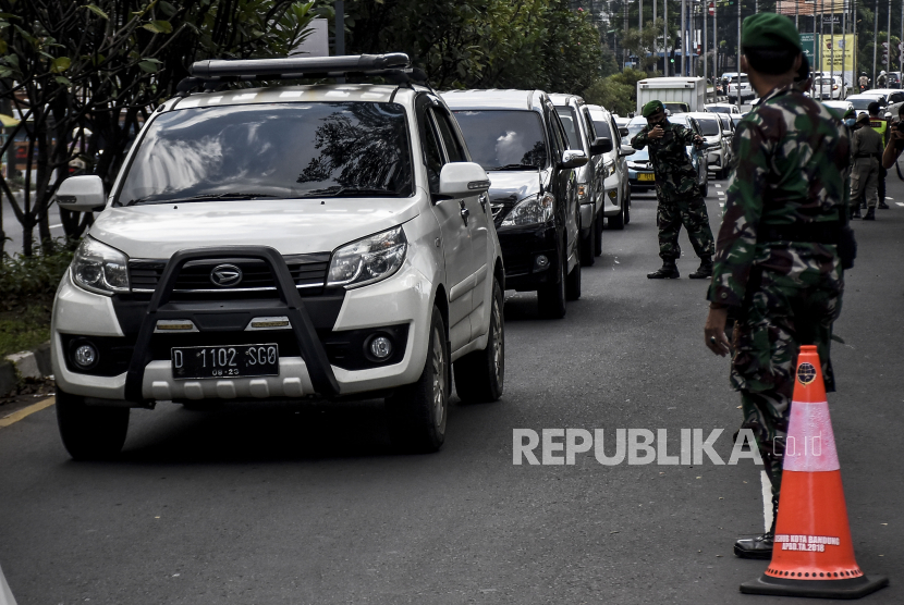 Puluhan kendaraan bernomor polisi luar kota yang berencana memasuki Kabupaten Kudus, Jawa Tengah, diminta putar balik, Senin (27/4) (Foto: ilustrasi lalu lintas kendaraan)