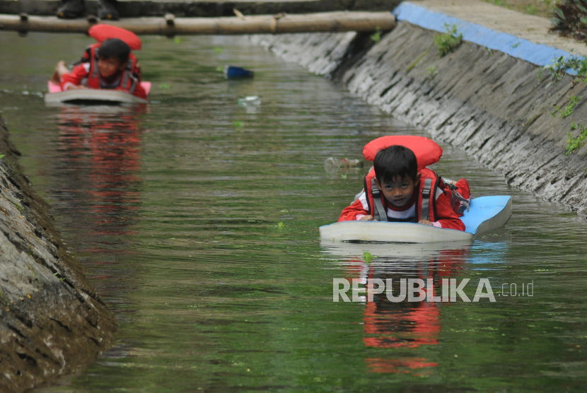 Sejumlah siswa taman kanak-kanak belajar pencegahan tenggelam saat mengikuti edukasi mengenal kebencanaan di Sungai Poitan, Jawa Tengah, Kamis (6/10/2022). Waspadai gejala dry drowning pada anak.