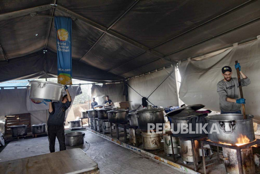 Relawan di salah satu dapur World Central Kitchen (WCK) menyiapkan makanan untuk dihidangkan kepada warga Palestina yang mengungsi di kamp Rafah, Jalur Gaza bagian selatan, (18/3/2024).