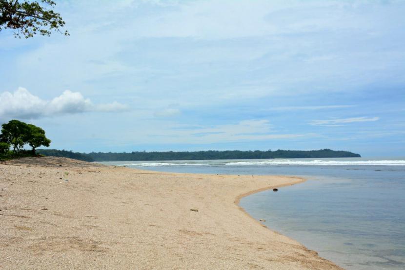 Pantai Karapyak dan Cerita Mak Anah