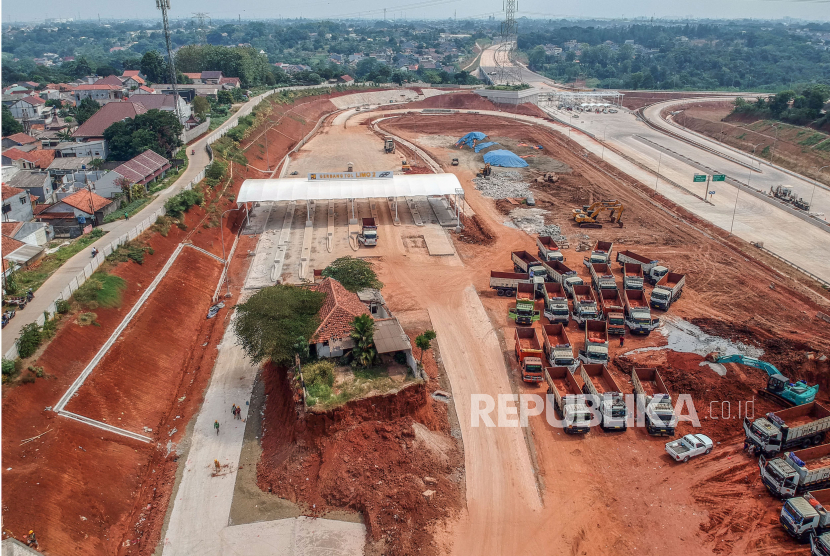 Foto udara rumah yang belum digusur pada proyek Jalan Tol Cijago seksi 3B di Depok, Jawa Barat, Senin (24/7/2023).