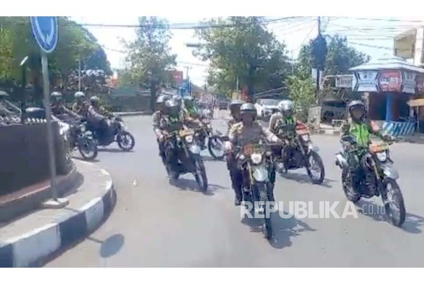 Personel Polres Indramayu dan Kodim 0616/Indramayu melaksanakan patroli gabungan di wilayah Kabupaten Indramayu, Jawa Barat, Kamis (3/8/2023).