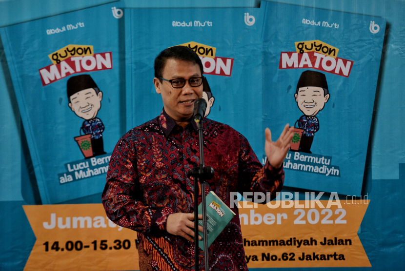 Wakil Ketua MPR, Ahmad Basarah menyampaikan sambutan saat peluncuran buku di Gedung PP Muhammadiyah, Jakarta, Jumat (9/9/2022). Sekretaris Umum PP Muhammadiyah, Abdul Mu