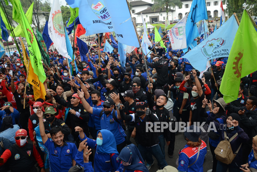 Aksi buruh dari berbagai daerah di Jawa Barat, di depan Gedung Sate, Kota Bandung, Selasa (28/12). Aksi tersebut menolak ketetapan UMK 2022. Buruh berharap kenaikan Upah di tahun 2022.