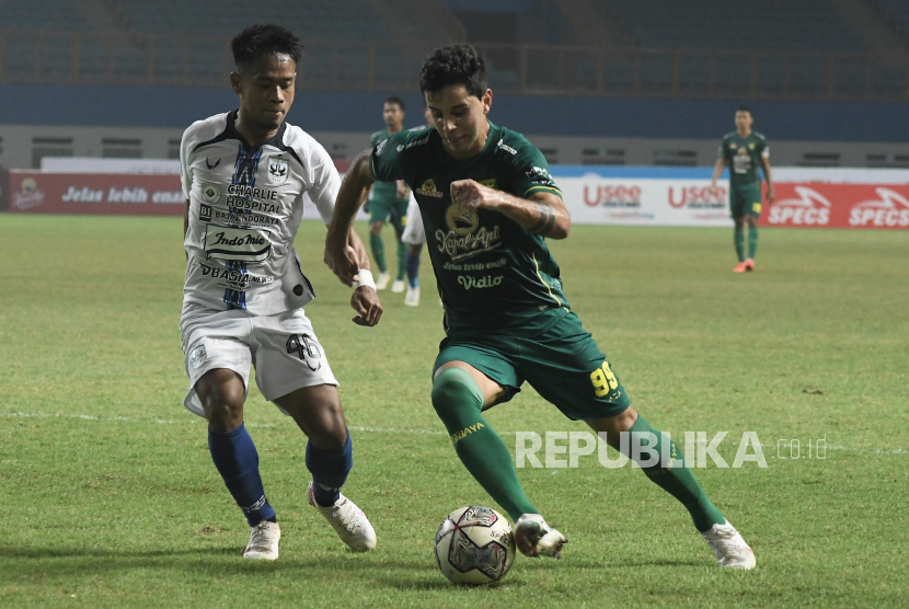 Pesepak bola Persebaya Surabaya Bruno Moreira (kanan) berebut bola dengan pesepak Bola PSIS Semarang Fredyan W S (kiri) pada lanjutan Liga 1 di Stadion Wibawa Mukti, Kabupaten Bekasi, Jawa Barat, Ahad (3/10/2021). Pertandingan babak pertama skor 2-1 untuk PSIS Semarang. 