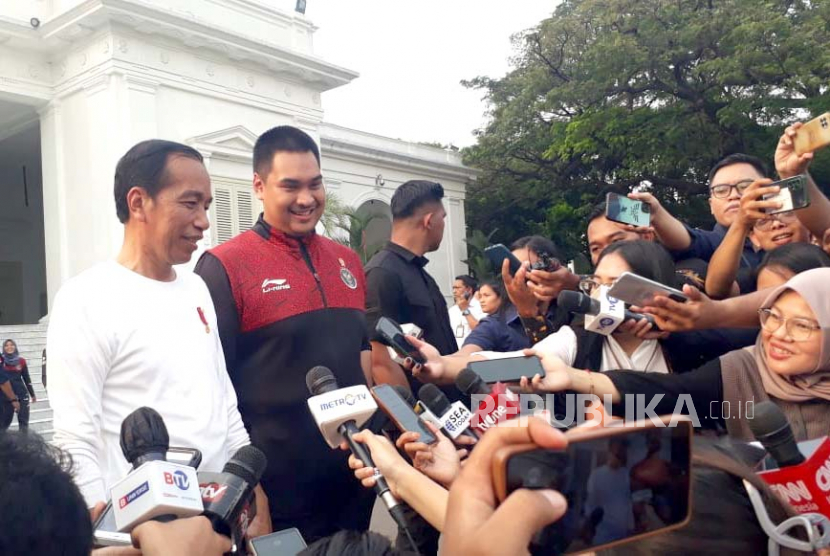 Presiden Joko Widodo (Jokowi) usai menyerahkan bonus dan apresiasi kepada para atlet SEA Games ke-32 di halaman Istana Merdeka, Jakarta, Senin (5/6). 