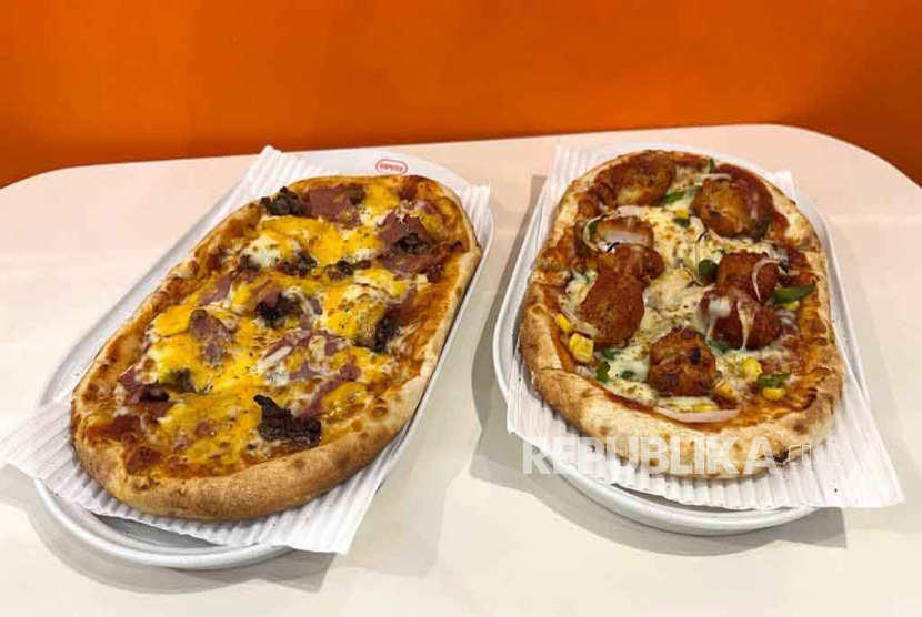 Menu-menu dari restoran pizza cepat saji global asal Korea, Gopizza, di Mal Gandaria City, Jakarta Selatan, Rabu (15/3/2023).