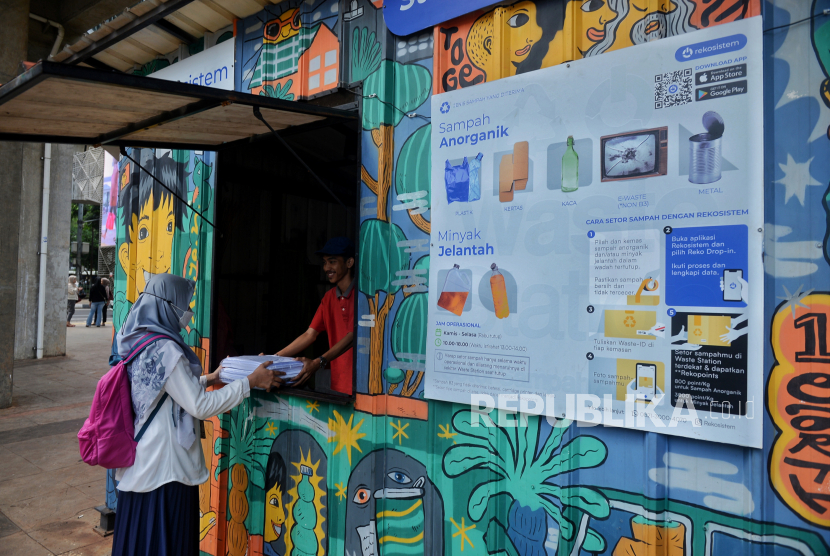 Warga menukarkan sampah kertas di Waste Station Blok M, Jakarta, Rabu (30/1/2024). Waste Station merupakan stasiun daur ulang Rekosistem yang didirikan di beberapa titik di Jakarta dalam rangka mengurangi hingga 30 persen sampah di Jakarta. 