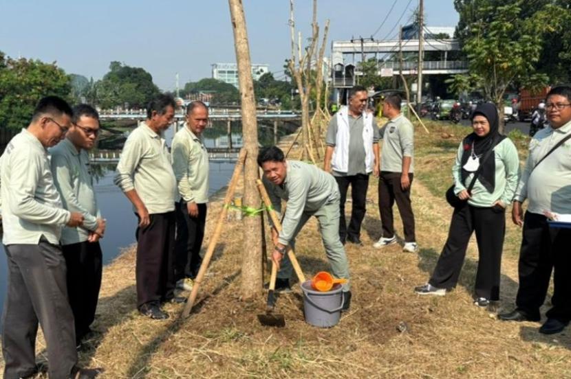 Sudin Tamhut Jakbar Tanam 220 Pohon di Bantaran Kali Mookevart