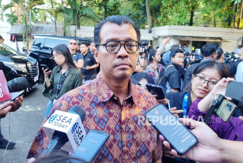 Deputi Politik 5.0 TPN Ganjar-Mahfud, Andi Widjajanto di Posko Teuku Umar, Jakarta, Rabu (14/2/2024). Deputi TPN Ganjar Mahfud Andi Widjajanto sebut apakah 3 skenario Jokowi bakal terjadi.