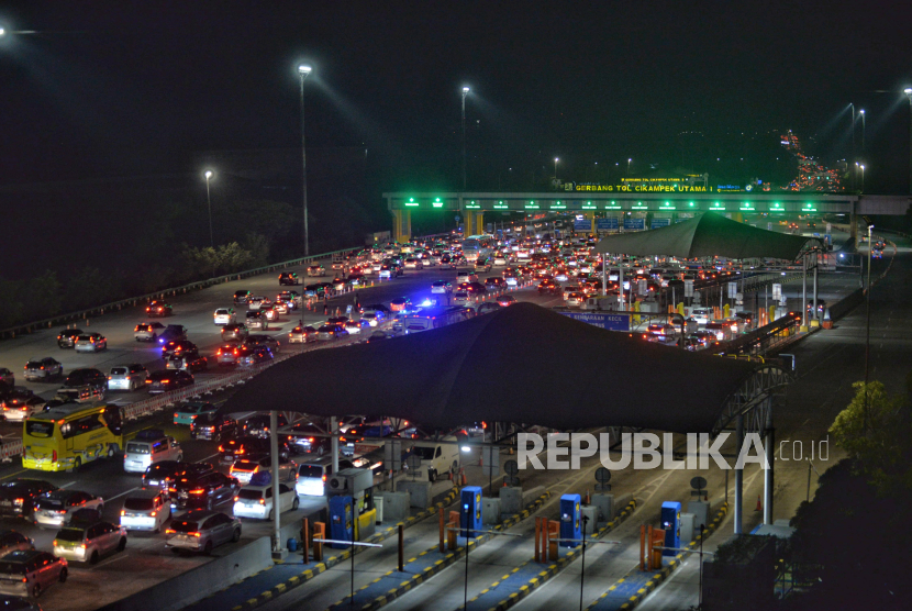 Sejumlah kendaraan pemudik memperlambat laju kendaraannya saat memasuki Gerbang Tol Cikampek Utama, Sabtu (6/4/2024) dini hari. Ketua MPR Bambang Soesatyo minta Polri optimalkan jaga titik rawan mudik