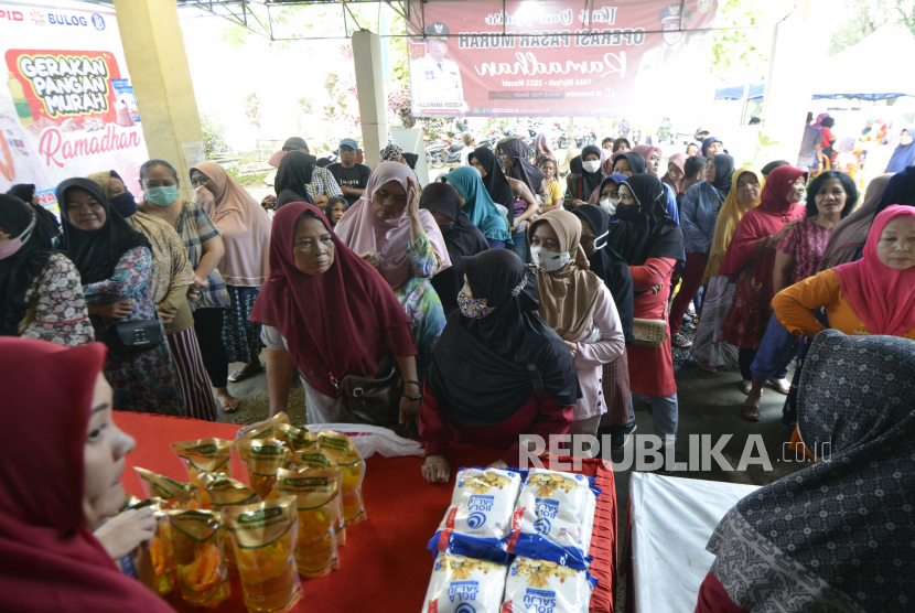 Sejumlah warga antre membeli paket sembako murah saat digelar Operasi Pasar murah Ramadhan di Kantor Kecamatan Telukbetung Barat, Bandar Lampung, Lampung, Jumat (24/3/2023). Operasi pasar yang diselenggarakan Pemerintah Kota Bandar Lampung itu bertujuan untuk mencegah terjadinya gejolak harga sembako dan inflasi saat bulan Ramadhan.  
