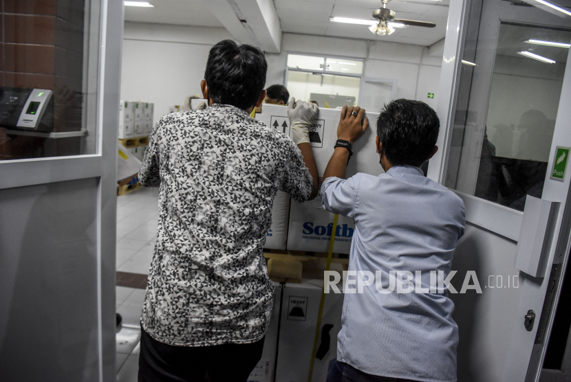 Petugas membawa paket berisi vaksin Covid-19 Pfizer setibanya di PT Bio Farma (Persero), Jalan Pasteur, Kota Bandung, Jumat (17/9).