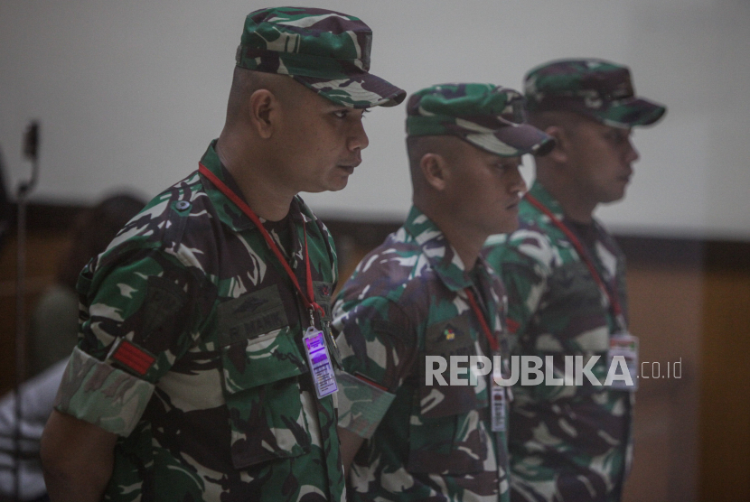 Terdakwa kasus pembunuhan Imam Masykur, Praka Riswandi Manik, Praka Heri Sandi dan Praka Jasmowir (dari kiri ke kanan) menjalani sidang di Pengadilan Militer II-08, Jakarta, Senin (27/11/2023). 
