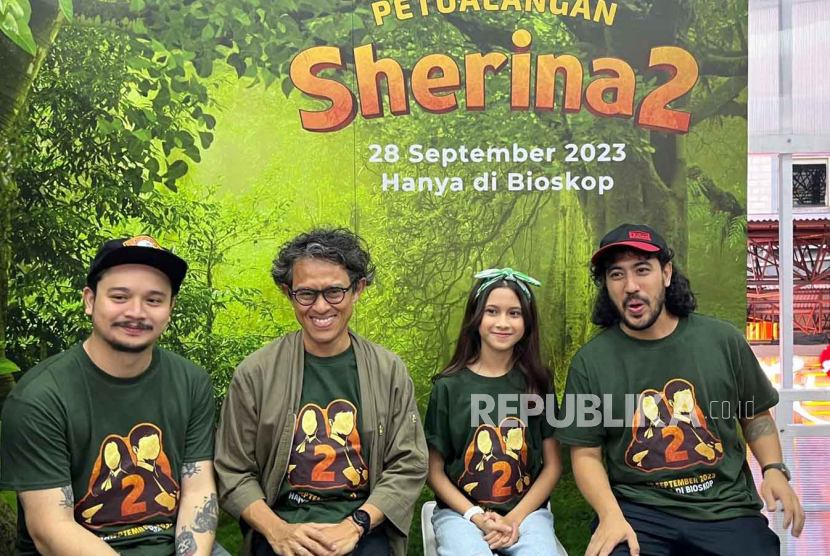Pemain film Petualangan Sherina 2, Derby Romero, Quinn Salman, Randy Danistha (Nidji)  dan sutradara Riri Riza dalam jumpa pers di Rumah Indofood PRJ Kemayoran, Jakarta, Selasa (11/7/2023).