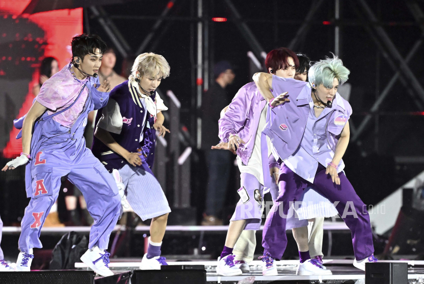 Grup K-pop NCT saat tampil di acara Jambore Dunia di Korea Selatan. Salah satu member NCT, Taeil, mengalami patah tulang akibat kecelakaan motor. Taeil tidak bisa ikut dalam konser NCT.