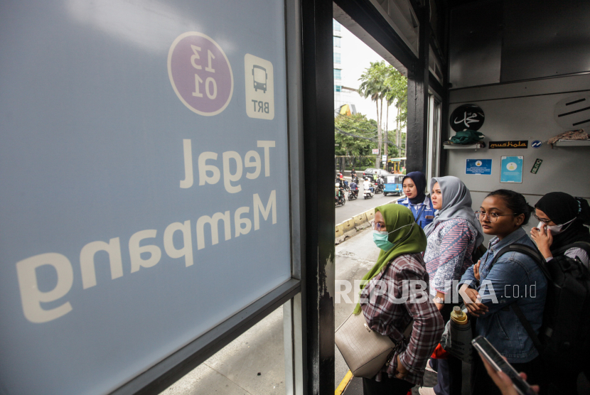 Sejumlah calon penumpang bersiap menaiki bus Transjakarta di Halte Transjakarta Tegal Mampang yang dulunya bernama Halte Transjakarta Tendean di Mampang Prapatan, Jakarta Selatan, Kamis, (18/1/2024). PT Transportasi Jakarta (Transjakarta) merubah sejumlah nama halte bus Transjakarta di 13 koridor untuk menyesuaikan nama halte berdasarkan aspek integrasi, netralisasi halte dari nama tokoh, instansi, dan komersial, hingga penyesuaian nama halte dengan lokasi atau daerahnya.