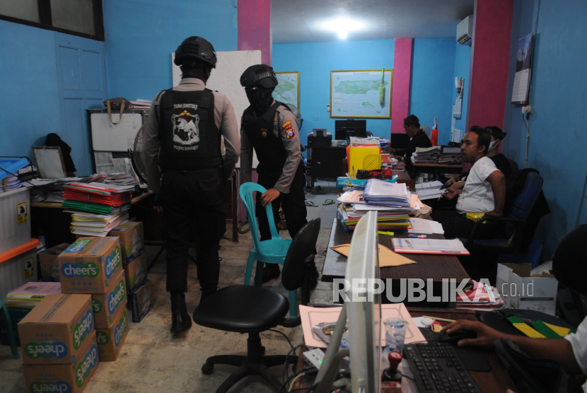 Polisi melakukan sterilisasi ruangan menjelang pendaftaran calon bupati dan wakil bupati di Kantor KPU Sumenep, Jawa Timur, Jumat (4/9/2020). Kabupaten Sumenep merupakan salah satu dari 19 kabupaten/kota di Jatim yang menggelar Pilkada serentak pada 9 Desember 2020 mendatang. 