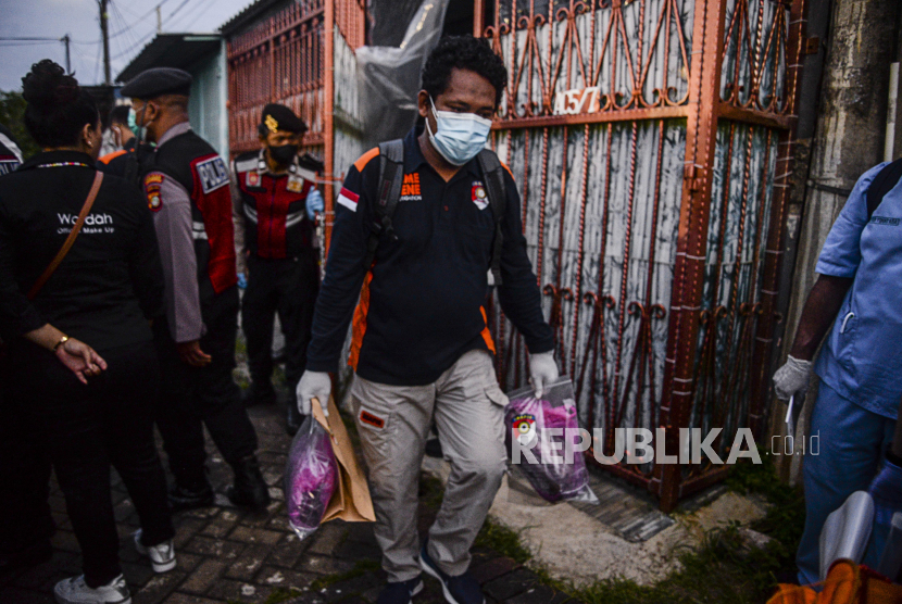 Tim Inafis membawa barang bukti usai melakukan olah TKP penemuan empat jasad di Perumahan Citra Grand Extension, Kalideres, Jakarta, Rabu (16/11/2022). Tim gabungan dari Inafis Polri, Puslabfor Bareskrim Polri, Dokter Forensik, Polda Metro Jaya dan Polres Metro Jakarta Barat melakukan olah TKP untuk menyelidiki kasus penemuan empat jasad yang tewas mengenaskan. Republika/Putra M. Akbar