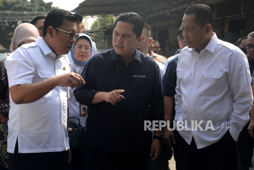 Menteri BUMN Erick Thohir bersama Kepala Badan Pangan Nasional Arief Prasetyo Adi dan Dirut Perum Bulog Budi Waseso berbincang saat kunjungan ke Pasar Induk Beras Cipinang, Jakarta, Rabu (4/10/2023). 