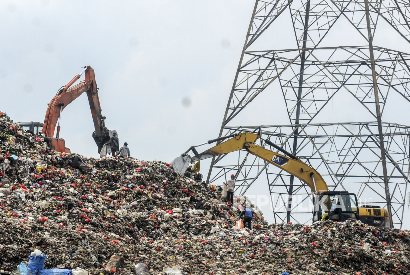 Sejumlah alat berat memindahkan tumpukan sampah di Tempat Pembuangan Akhir (TPA) Cipayung, Kota Depok, Jawa Barat, Selasa (24/5/2022). 