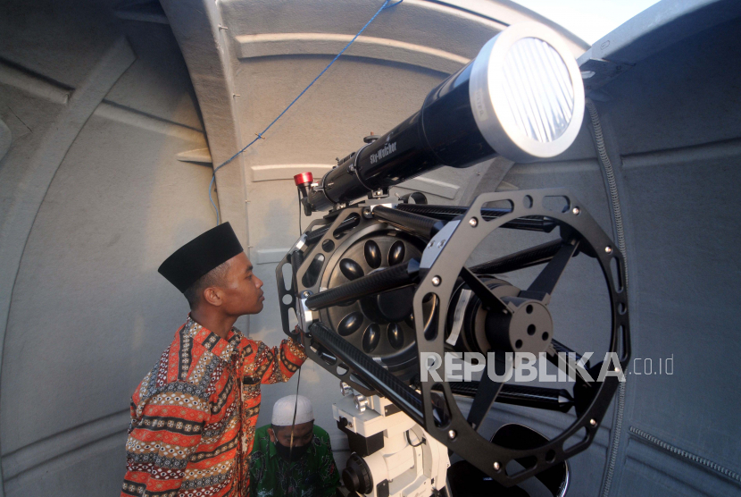 Petugas Hilal/Rukyat IAIN Madura mengamati posisi hilal di Pamekasan, Jawa Timur, Kamis (23/4/2020). Kegiatan itu guna menentukan awal bulan Ramadhan 1441 H
