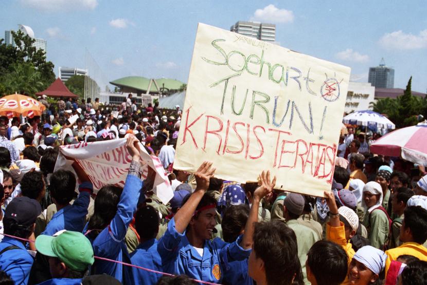 ILUSTRASI Aksi Mahasiswa menduduki Gedung DPR/MPR di Jakarta (19/05/1998), untuk melengserkan Presiden Soeharto. 