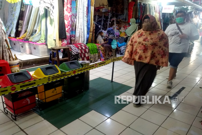 Garis panduan berbelanja dipasang di Pasar Beringharjo, Yogyakarta, Selasa (16/6). Menyambut era new normal masa pandemi Covid19, Pasar Beringharjo menggunakan garis panduan berbelanja