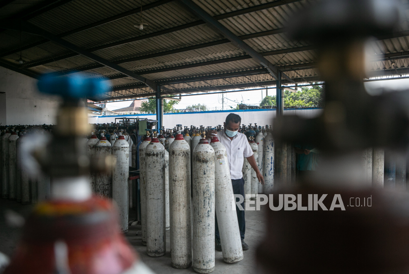 Pekerja menata tabung oksigen di stasiun pengisian oksigen Samator, Sleman, DI Yogyakarta, Kamis (8/7/2021). Meningkatnya kasus penularan COVID-19 di Yogyakarta berimbas pada melonjaknya kebutuhan oksigen medis hingga tiga kali lipat. 