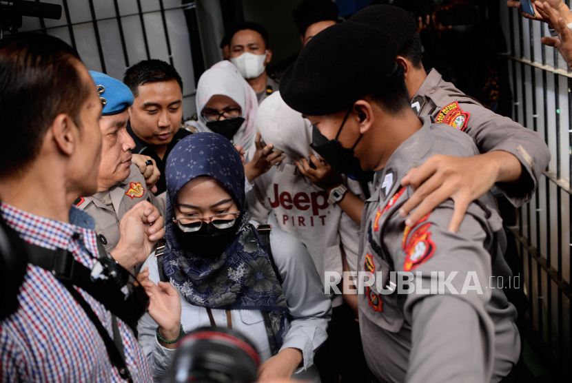Terdakwa AG (tengah) digiring usai menjalani sidang vonis di Pengadilan Negeri Jakarta Selatan, Senin (10/4/2023). AG divonis hukuman tiga tahun enam bulan penjara dalam kasus penganiayaan berencana terhadap Cristalino David Ozora.