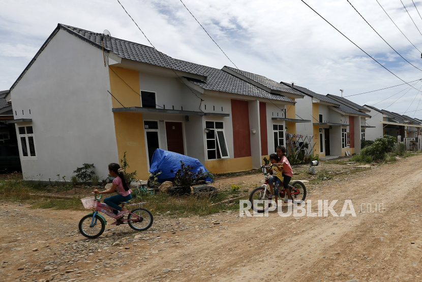 Anak-anak melintas di depan rumah komplek KPR bersubsidi di Desa Lam Ujong Kecamatan Baitussalam, Aceh Besar, Aceh, Senin (3/8/2020). Kementerian Pekerjaan Umum dan Perumahan Rakyat (PUPR) telah mengalokasi anggaran Rp.11 triliun untuk membangun 102.500 unit rumah murah bersubsidi di seluruh daerah hingga akhir 2020. 