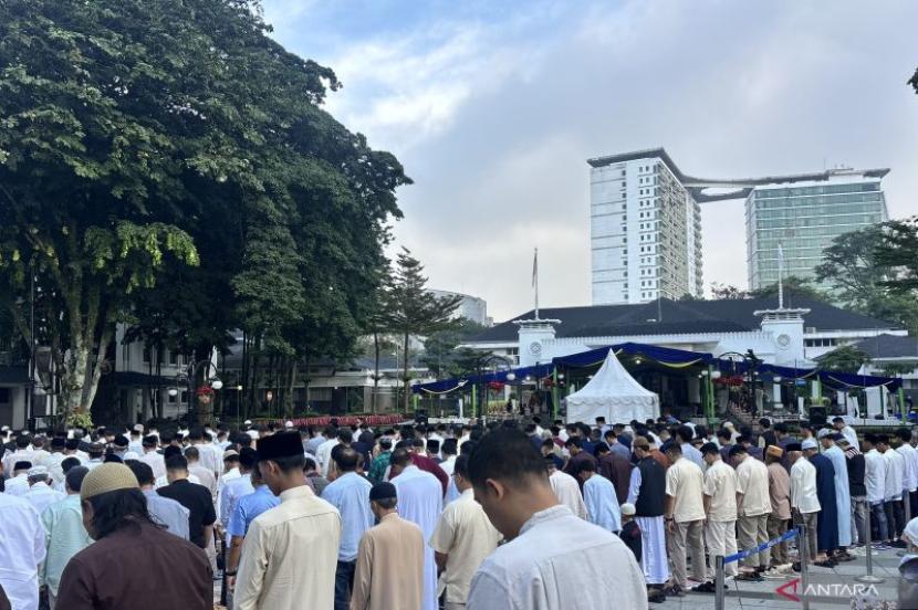 Ribuan warga ikuti Shalat Idul Fitri 1447 H di Balai Kota Bandung.