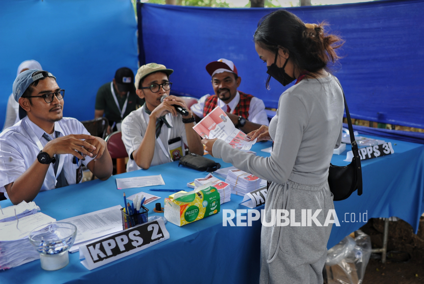 Petugas Kelompok Penyelenggara Pemungutan Suara (KPPS) mengenakan seragam sekolah saat melayani pemilih  pada Pilkada serentak 2024 di TPS 005, Petamburan, Tanah Abang, Jakarta Pusat, Rabu (27/11/2024). Sebanyak 8,2 juta pemilih yang telah ditetapkan sebagai daftar pemilih tetap (DPT) Pilkada Jakarta 2024 menggunakan hak pilihnya di 14.835 tempat pemungutan suara (TPS) untuk memilih ketiga pasangan calon Gubernur dan Wakil Gubernur DKI Jakarta nomor urut satu Ridwan Kamil-Suswono, nomor urut dua Dharma Pongrekun-Kun Wardana dan nomor urut tiga Pramono Anung-Rano Karno.