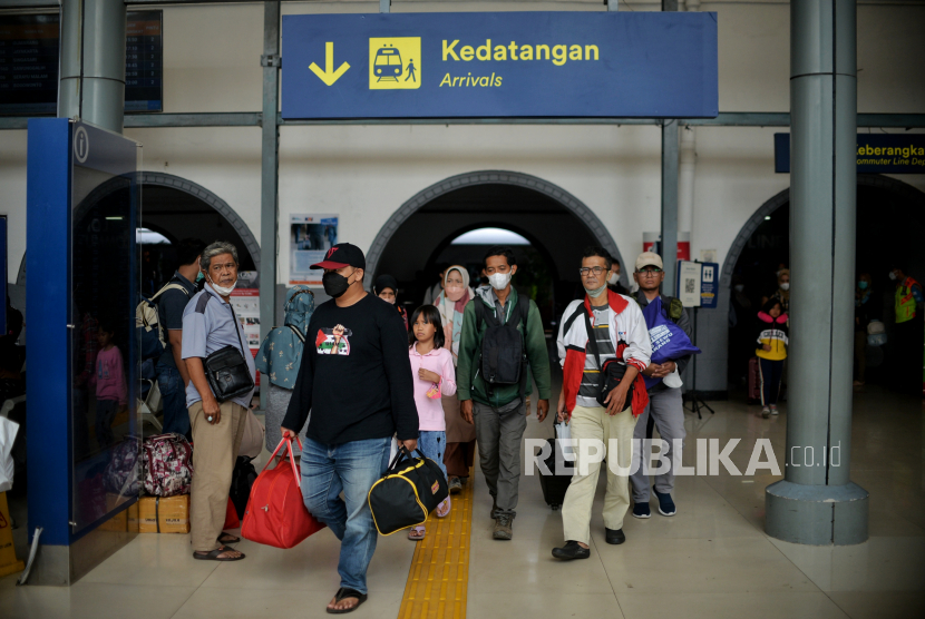 Penumpang tiba di Stasiun Kereta Api Pasar Senen, Jakarta Pusat, Senin (23/1/2023). PT KAI mengumumkan tiket kereta api mudik dapat dipesan pada 26 Februari 2023 untuk keberangkatan 12 April 2023. 