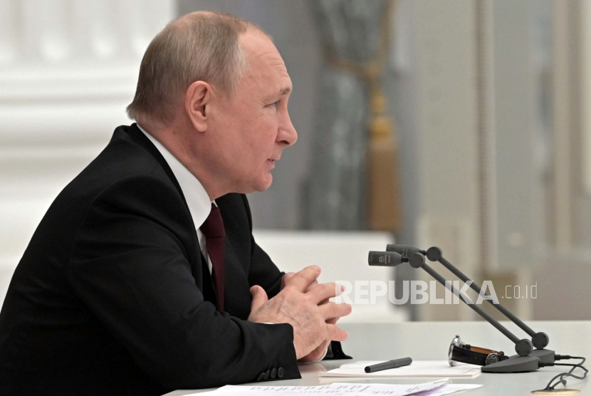Presiden Rusia Vladimir Putin memimpin pertemuan Dewan Keamanan di Kremlin di Moskow, Rusia, Senin, 21 Februari 2022. 