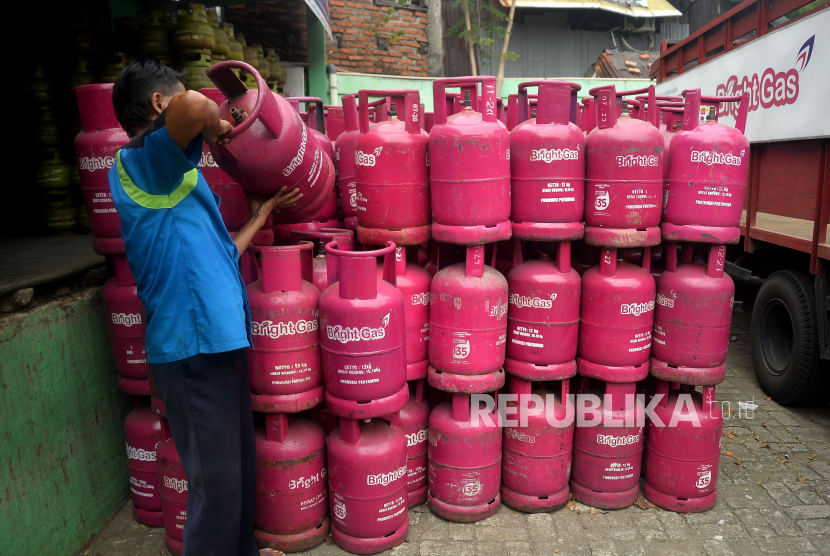 Pekerja menata tabung gas elpiji di salah satu agen di Rawasari, Jakarta, Senin (11/7/2022). Ditengah kenaikan harga gas LPG nonsubsidi seperti Bright Gas dan tabung elpiji 12 kg, Manajemen PT Pertamina Patra Niaga memastikan harga untuk LPG subsidi 3 kg tidak mengalami kenaikan atau tetap.Prayogi/Republika.