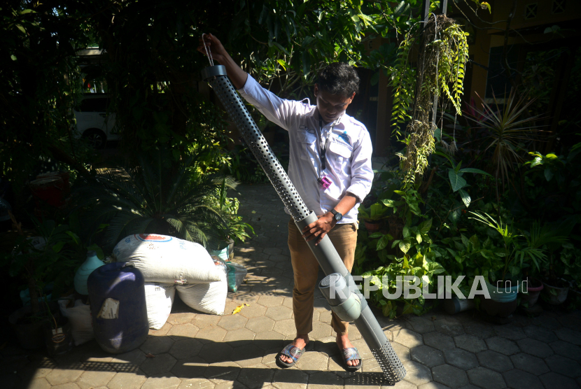 Petugas kelurahan menunjukkan alat terbaru bernama Lodong Sisa Dapur (Losida) untuk pengolahan sampah organik rumah tangga di Panggungharjo, Bantul, Yogyakarta, Rabu (2/5/2023). Ditutupnya TPST Piyungan oleh Pemda DIY tidak berpengaruh bagi warga Panggungharjo, karena memiliki unit pengelolaan secara mandiri. Sampah warga yang masuk KUPAS akan dipilah kembali menjadi beberapa bagian hingga nanti tinggal residu yang tidak bisa diolah lagi. Sedangkan untuk sampah organik dapur warga dari Kelurahan memberikan solusi yakni alat pengolah Ember Tumpuk serta yang terbaru alat Lodong Sisa Dapur (Losida). Sehingga pembuangan sampah sudah mulai dikurangi sejak dari rumah.