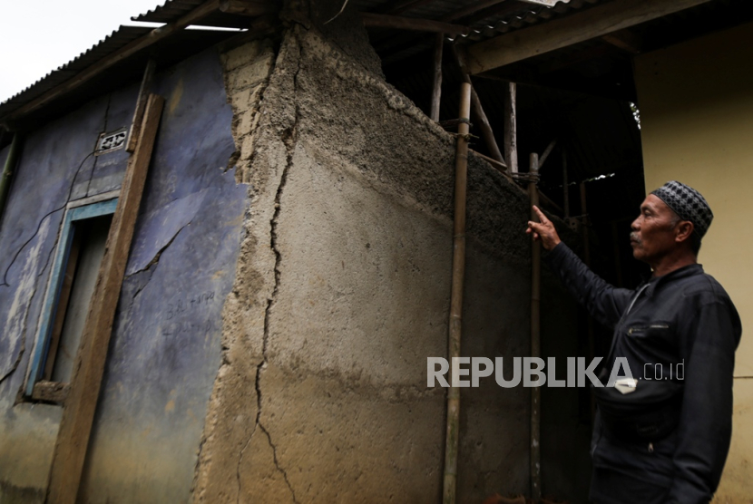 Warga menunjukkan tembok rumah yang retak terdampak gempa di wilayah Desa Cipeuteuy, Kecamatan Kabandungan, Kabupaten Sukabumi, Jawa Barat, Sabtu (9/12/2023). 