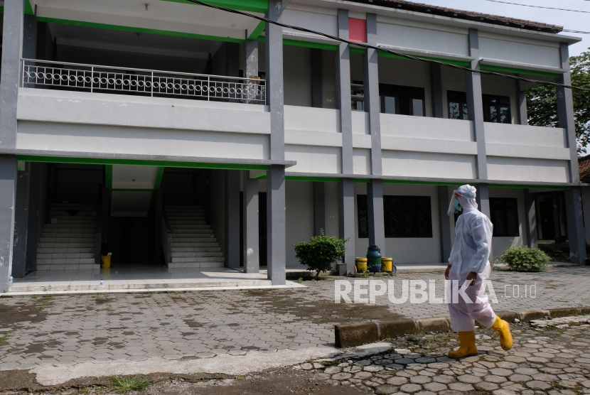 Petugas Gugus Tugas Penanganan COVID-1 berjalan di komplek Balai Latihan Kerja (BLK) Maron, Temanggung, Jawa Tengah, Selasa (21/4/2020). Lokasi tersebut dijadikan tempat karantina bagi 22 jemaah tabligh peserta Ijtima di Gowa, Sulawesi Selatan yang dinyatakan positif setelah menjalani rapid test
