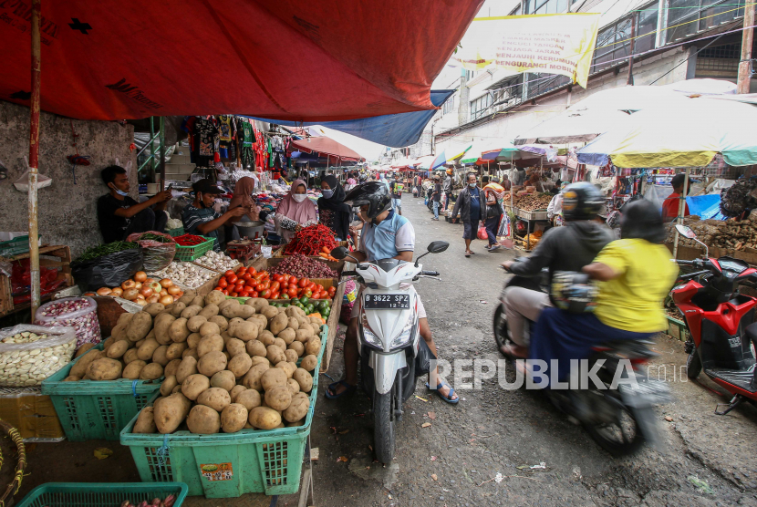 Pembeli membeli bahan makanan di Pasar Kebayoran, Jakarta. Kementerian Koordinator Perekonomian menilai terjadinya deflasi sepanjang Juni 2021 bukan disebabkan oleh penurunan daya beli. Hal itu lebih disebabkan akibat penurunan harga yang dipicu oleh masa panen sekaligus selesainya Ramadhan yang biasa mendongkrak harga pangan.