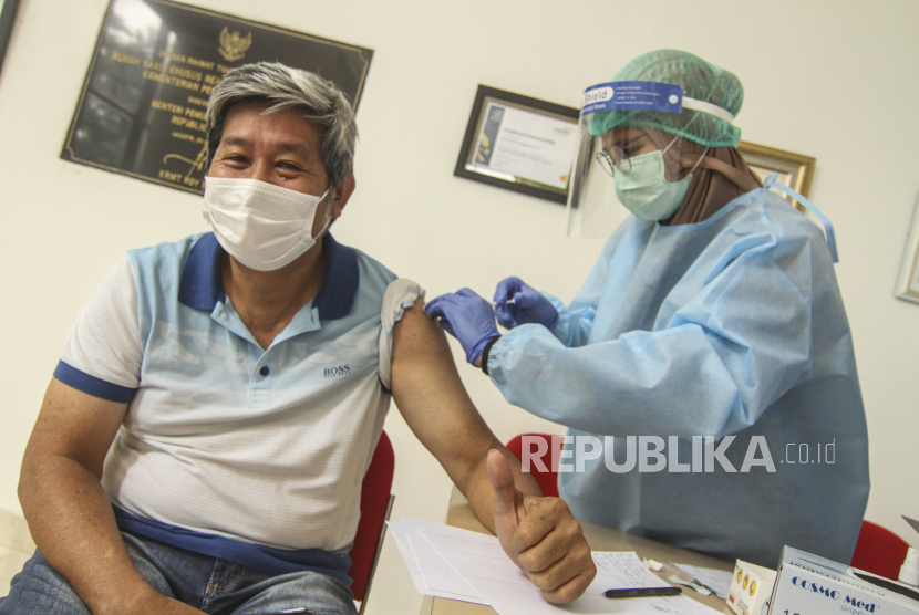 Petugas menyuntikan vaksin COVID-19 di Rumah Sakit Olahraga Nasional, Jakarta, Jumat (12/3). Transmisi Covid-19 tampak menurun setelah seseorang mendapatkan vaksin Covid-19. Menurut studi terbaru, penurunan transmisi ini setidaknya mencapai 30 persen.