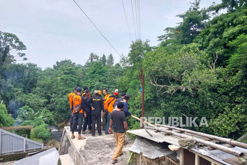 Tim SAR DIY melakukan pencarian terhadap balita yang diduga hanyut di Selokan Mataram, Senin (11/3/2023). 